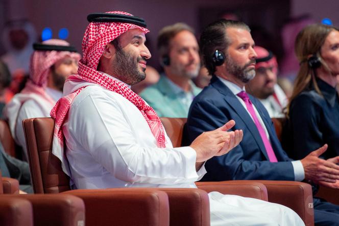 محمد بن سلمان وأحد أبناء دونالد ترامب دونالد ترامب جونيور في مؤتمر مبادرة مستقبل الاستثمار بالرياض 29 أكتوبر 2025.