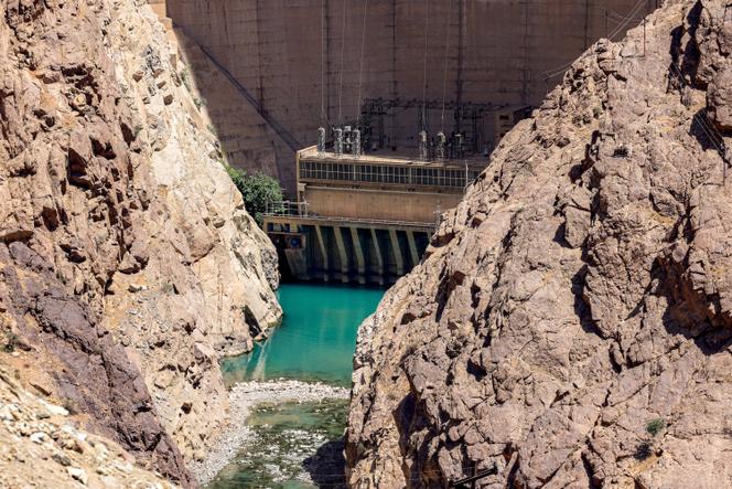 بوابات تصريف سد أمير كبير في سلسلة جبال البرز شمال إيران، 1 يونيو 2025.