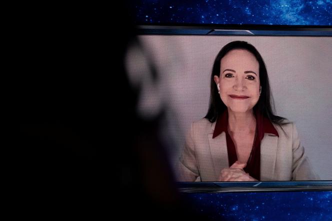 تشارك زعيمة المعارضة الفنزويلية والحائزة على جائزة نوبل للسلام لعام 2025، ماريا كورينا ماتشادو، في منتدى الأعمال الأمريكي عبر الفيديو، الذي تم بثه في مركز كاسيا في ميامي، فلوريدا، الولايات المتحدة، في 5 نوفمبر 2025.