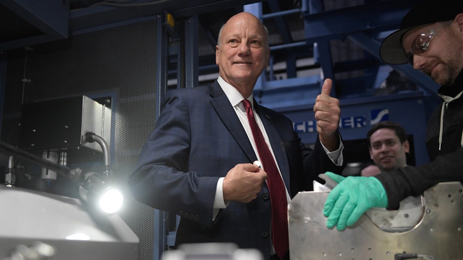 أمين الخزانة الأمريكي براندون بيتش يحمل واحدًا من آخر البنسات المسكوكة