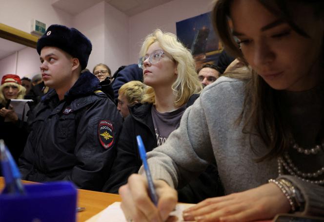 ديانا لوجينوفا، مغنية الشوارع البالغة من العمر 18 عامًا والمعروفة باسم “ناوكو”، متهمة بتشويه سمعة القوات المسلحة الروسية، قبل جلسة الاستماع لها، في سان بطرسبرج، 28 أكتوبر 2025. 