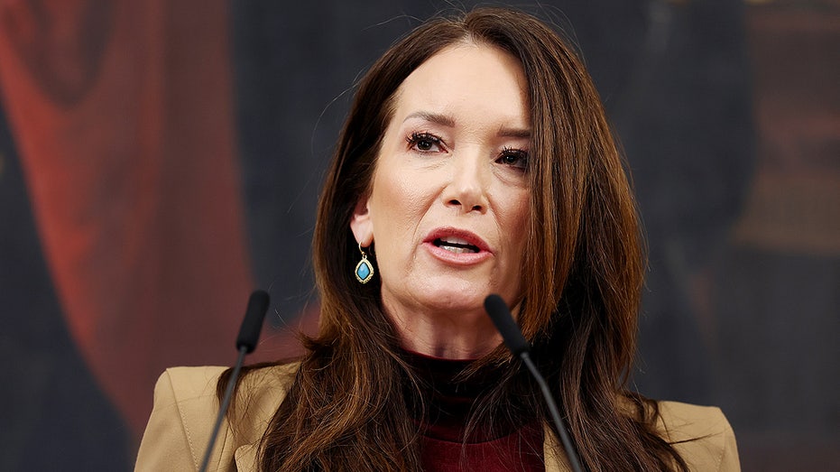 وزير الزراعة الأمريكي بروك رولينز يتحدث على المنصة خلال مؤتمر صحفي في الكابيتول هيل حول تمويل برنامج SNAP.