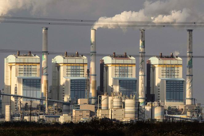 منظر عام يظهر الغازات المتسربة من مداخن محطة تايان الحرارية للطاقة، كوريا الجنوبية، 17 نوفمبر 2025.