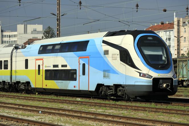 قطار ذو طابقين من سلسلة Westbahn 4100، الذي بنته شركة CRRC الصينية، في محطة Wien-Penzing، في فيينا، 27 سبتمبر 2023.