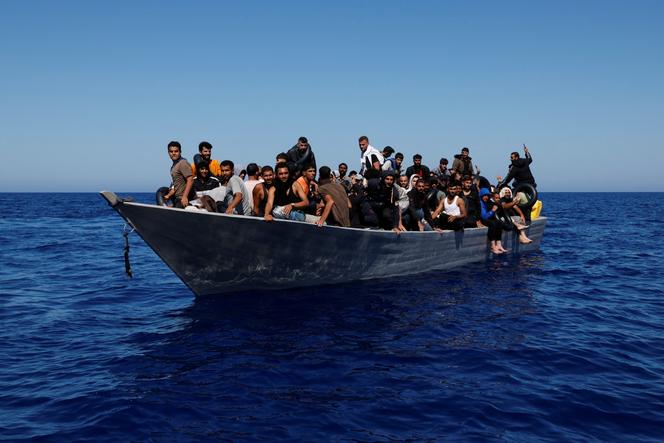 مهاجرون ينتظرون أن تنقذهم سفينة “جيو بارنتس” التي استأجرتها منظمة أطباء بلا حدود، في المياه الدولية قبالة سواحل تونس، وسط البحر الأبيض المتوسط، 19 يوليو 2024.