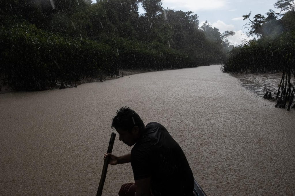 على حدود الأمازون، بلدة أويابوك تجتاحها حمى الذهب الأسود: “نعلم أننا لا نستطيع منع أي شيء”
