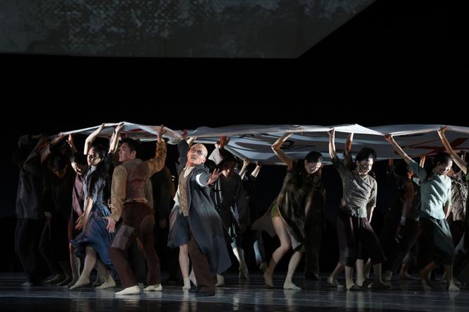 كاي توميوكا (في الوسط) في “عميق في الذاكرة”، لمصمم الرقصات الصيني تونغ رويروي، في بكين، أغسطس 2025.