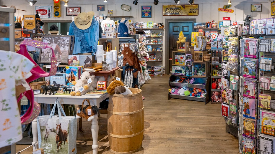 يتميز التصميم الداخلي لمطعم Cracker Barrel بديكور ريفي وطاولات لتناول الطعام للضيوف.