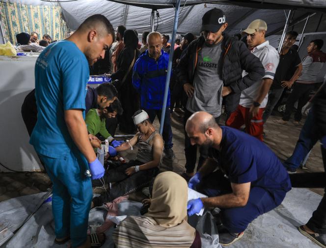 شاب فلسطيني يتلقى العلاج بعد غارة جوية إسرائيلية على المستشفى الأهلي في مدينة غزة في 19 نوفمبر 2025.