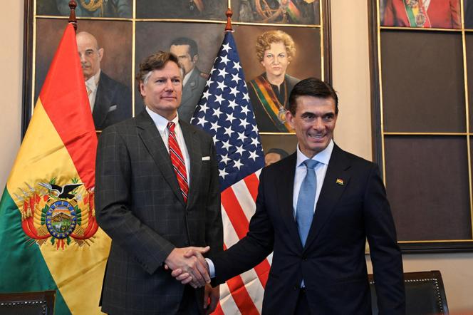 رودريغو باز (يمين) ونائب وزير الخارجية الأمريكي كريستوفر لانداو يتصافحان بعد حفل تنصيب الرئيس البوليفي، في لاباز، 8 تشرين الثاني/نوفمبر 2025. 