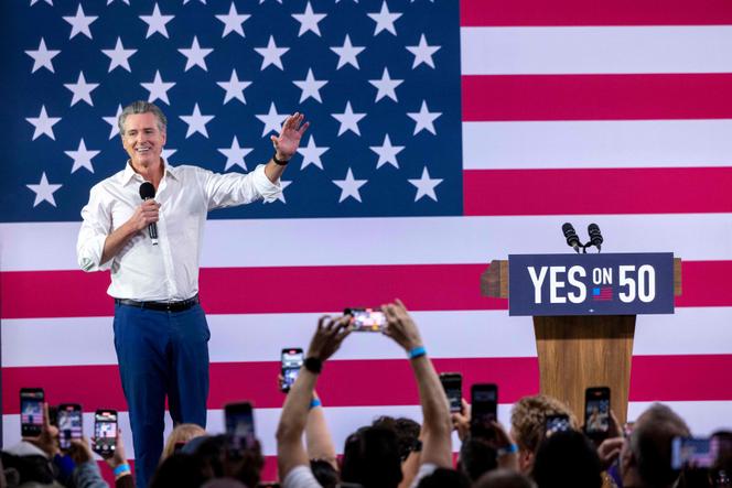 الحاكم الديمقراطي لولاية كاليفورنيا، جافين نيوسوم، خلال حملة انتخابية لصالح الاقتراح 50، في لوس أنجلوس، 1 نوفمبر 2025.
