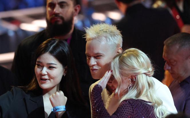 المغني ياروسلاف درونوف (المعروف باسمه المسرحي شامان) وإيكاترينا ميزولينا يلتقطان صورة مع أحد المتفرجين قبل بدء مسابقة Intervision 2025 الموسيقية، في موسكو، 20 سبتمبر 2025.