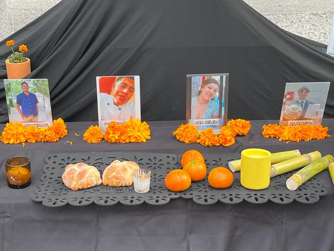 تكريم ضحايا انفجارات الغاز في الشبكة التي تديرها شركة إنجي، أمام السفارة الفرنسية في المكسيك، 3 نوفمبر 2025.