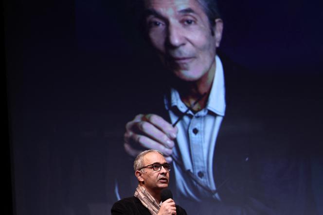 الكاتب كامل داود خلال فعالية لدعم الكاتب الفرنسي الجزائري بوعلام صنصال في معهد العالم العربي (IMA) في باريس، 18 فبراير 2025.