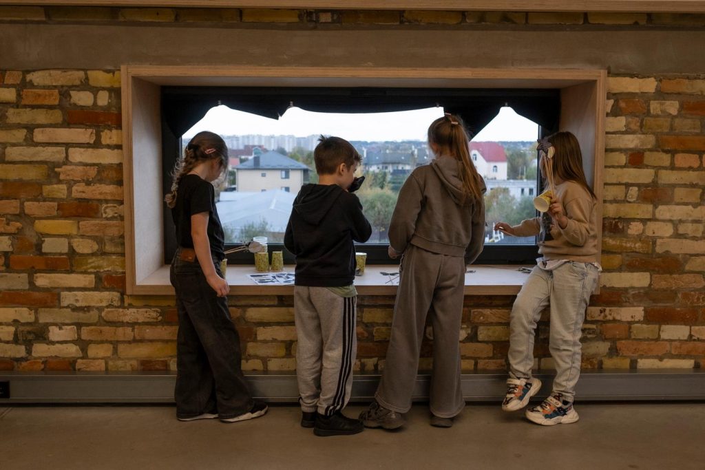 وتواجه أوكرانيا عملية تلقين أبنائها العائدين من روسيا والأراضي المحتلة