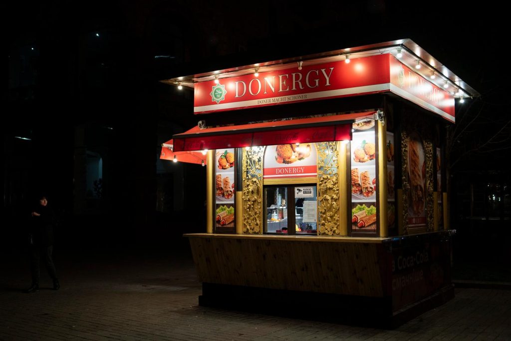 ومع اقتراب فصل الشتاء، تضعف معنويات الأوكرانيين مع استمرار انقطاع التيار الكهربائي لفترات طويلة