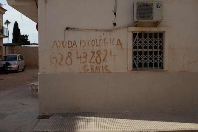 رسالة مكتوبة بالطين في بداية فيضانات أكتوبر 2024 في فالنسيا، ولا تزال مرئية بعد مرور عام. ونصها: 