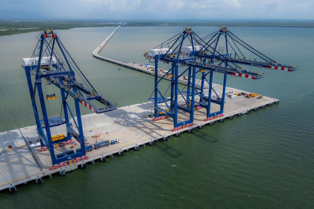 وفي كولومبيا، تراهن شركة CMA CGM المالكة للسفينة الفرنسية على ميناء بحري عملاق