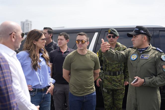 الرئيس الإكوادوري دانييل نوبوا خلال زيارة إلى قاعدة أولبيانو بايز الجوية، ساليناس، الإكوادور، 6 نوفمبر 2025.