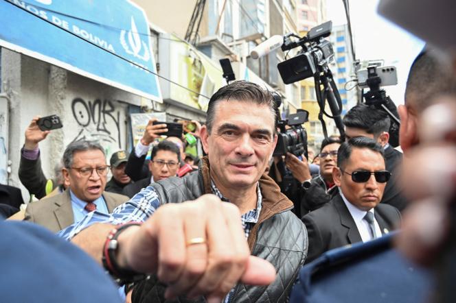 الرئيس البوليفي رودريغو باز يحضر حفل تسليم أمبارو كارفاخال مفاتيح مقر الجمعية الدائمة لحقوق الإنسان في بوليفيا، التي طردت منها، في لاباز، 20 نوفمبر 2025.