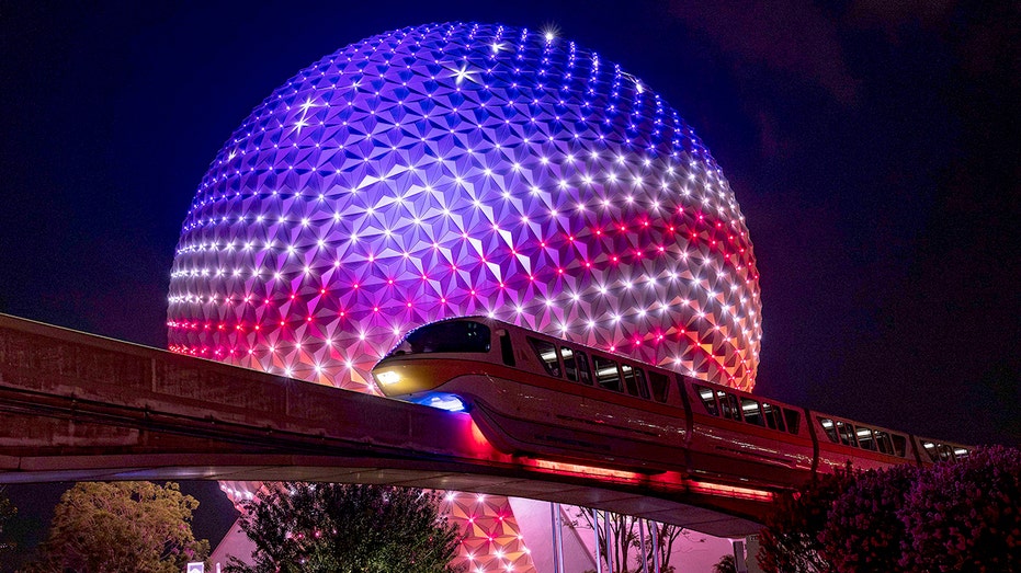 أضاءت سفينة الفضاء الأرض في عالم ديزني باللون الأحمر والأبيض والأزرق