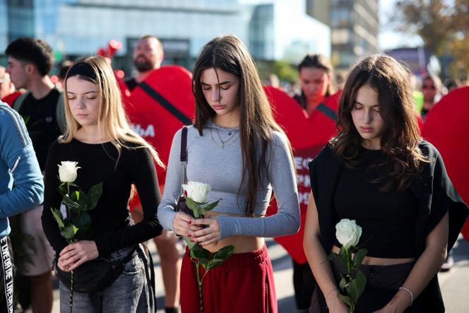 خلال 16 دقيقة صمت على أرواح ضحايا انهيار السقف الزجاجي لمحطة نوفي ساد في نوفمبر 2024، في نوفي ساد (صربيا)، 1 نوفمبر 2025. 