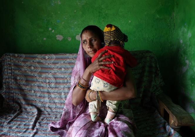 أم أثناء زيارة طبية لابنها البالغ من العمر 6 أشهر وأعطته شراب السعال كولدريف، من مختبرات سريسان للأدوية، المتورط في وفاة العديد من الأطفال، في باراسيا (الهند)، 10 أكتوبر 2025.