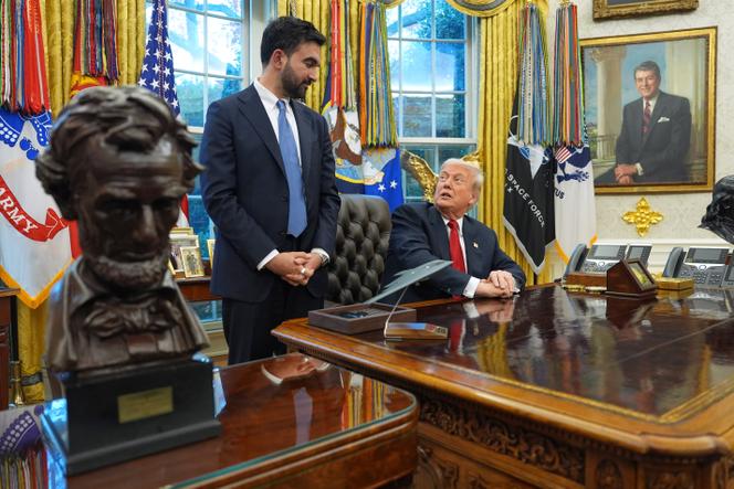 الرئيس الأمريكي دونالد ترامب يتحدث مع عمدة نيويورك المنتخب زهران ممداني في المكتب البيضاوي بالبيت الأبيض في واشنطن، 21 نوفمبر 2025.