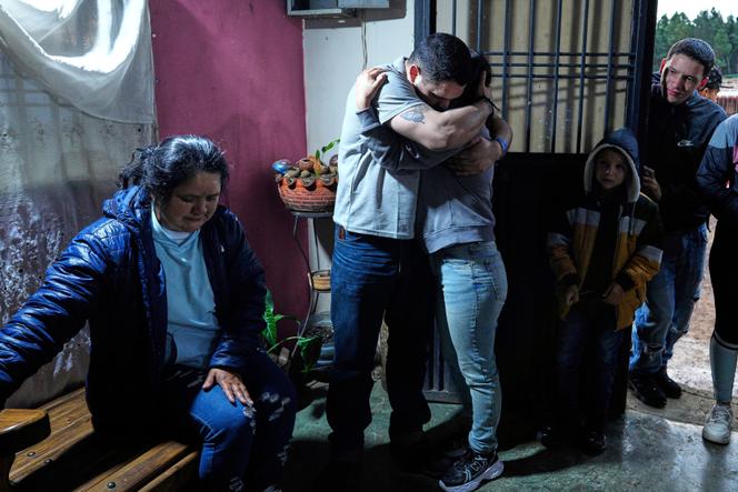 كارلوس أوزكاتيغوي، أحد المهاجرين الفنزويليين الذين تم ترحيلهم إلى السلفادور من قبل الولايات المتحدة، تم الترحيب به في وطنه في لوباتيرا، فنزويلا، في 23 يوليو 2025.