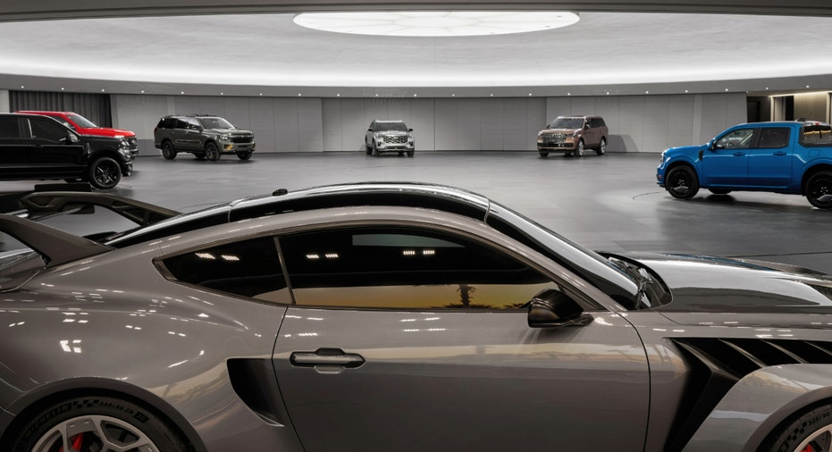 السيارات في الجولة في المقر الرئيسي لشركة فورد العالمية.