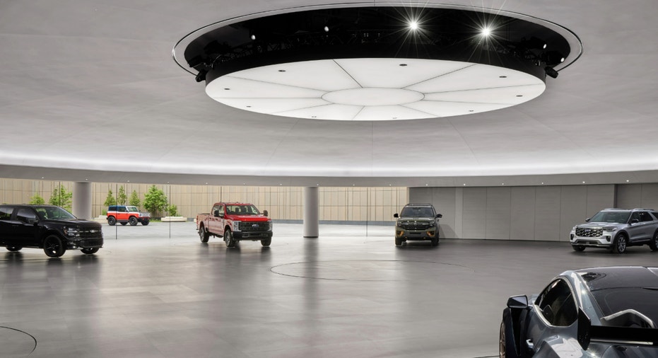 نماذج فورد في صالة العرض بالمقر العالمي للشركة.