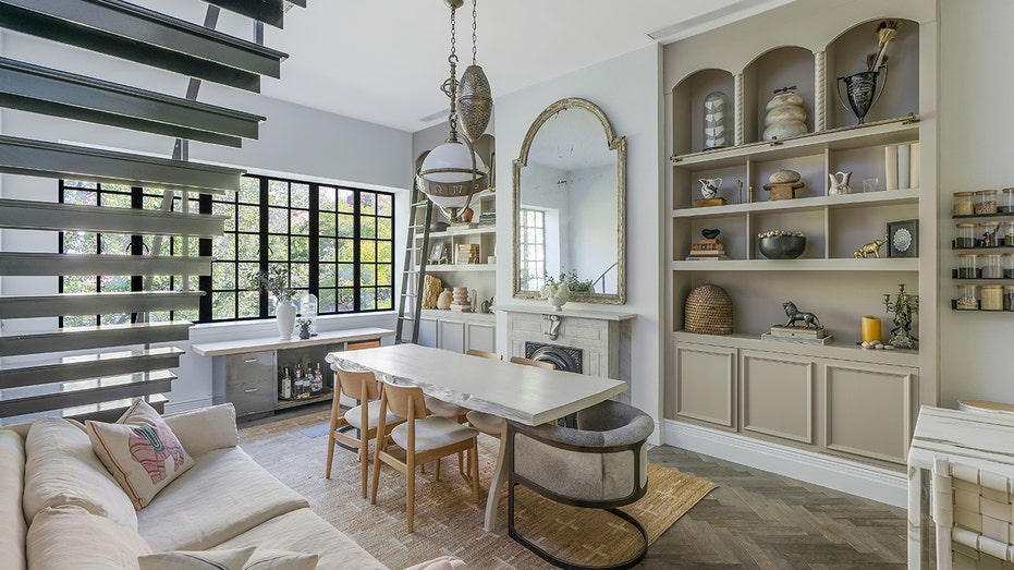 تتميز غرفة الطعام بأرفف مدمجة ومدفأة ومنطقة جلوس.