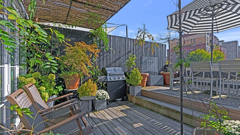 ويضم أحد التراسات الخارجية مطبخًا خارجيًا ومنطقة لتناول الطعام.