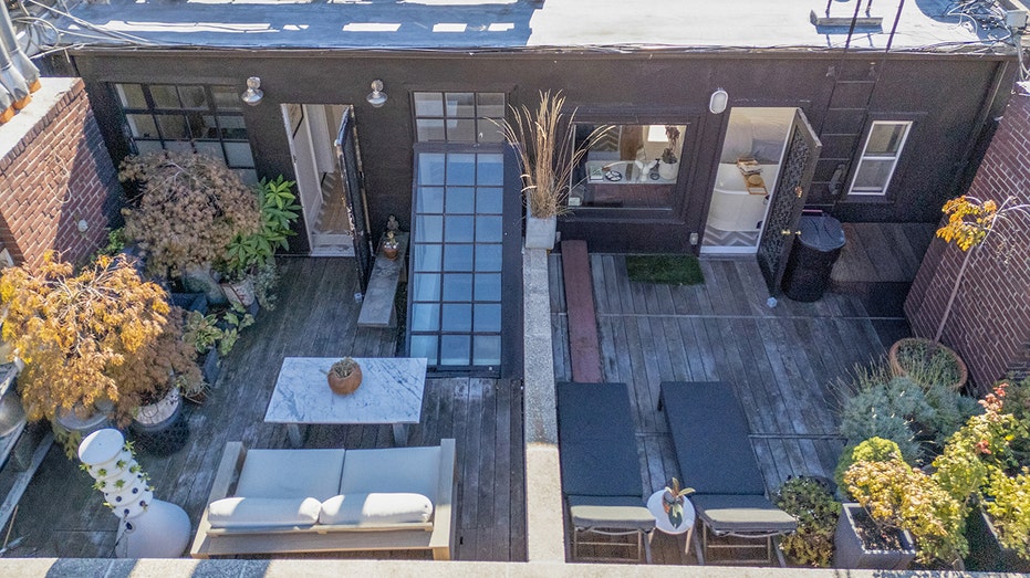 يضم المنزل أربعة تراسات خارجية. اثنان في الأمام واثنان في الخلف.