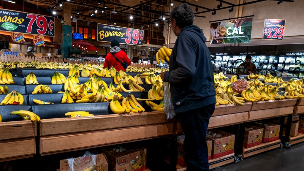 يقول وزير الخزانة بيسنت إن هناك تخفيفًا كبيرًا لأسعار القهوة والموز قريبًا
