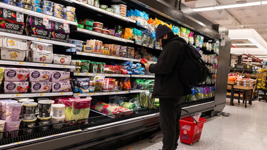 متسوق في محل بقالة