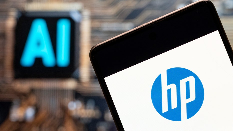 يعرض الهاتف شعار HP مع شريحة AI في الخلفية
