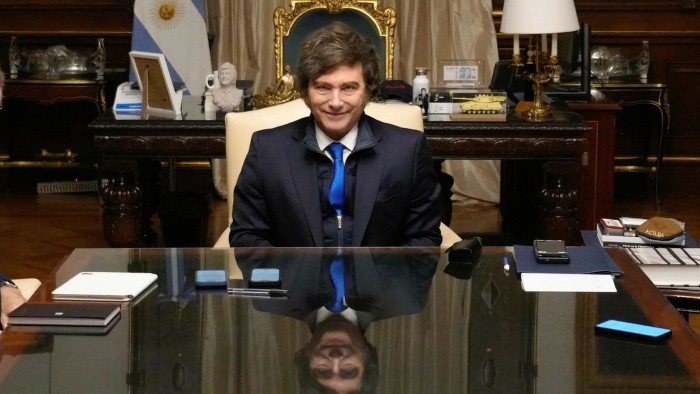 مايلي تتحدى الدعوات لتعويم البيزو الأرجنتيني بحرية