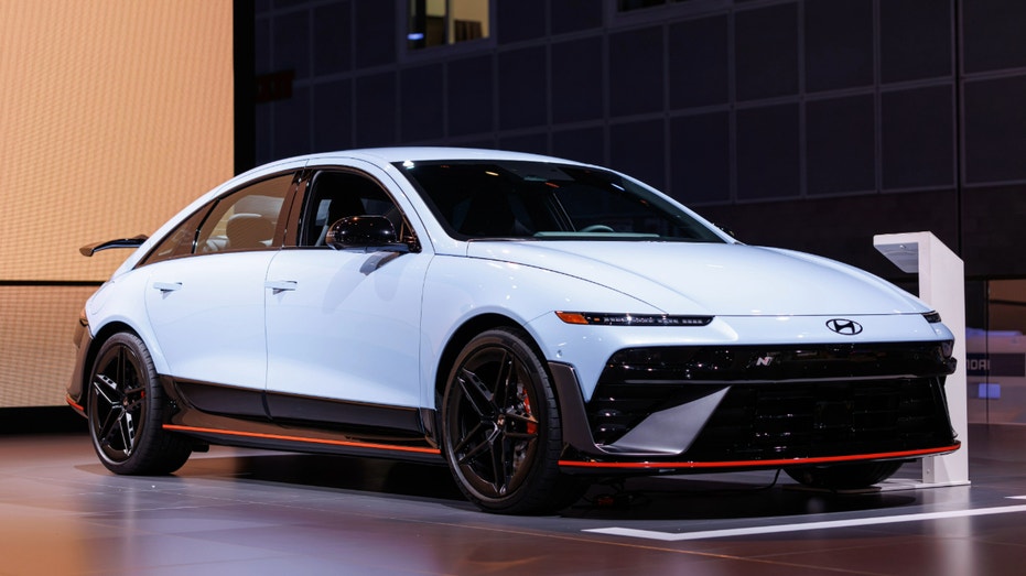 أطلقت شركة هيونداي سيارتها Ioniq 6 N لأول مرة في معرض لوس أنجلوس للسيارات.