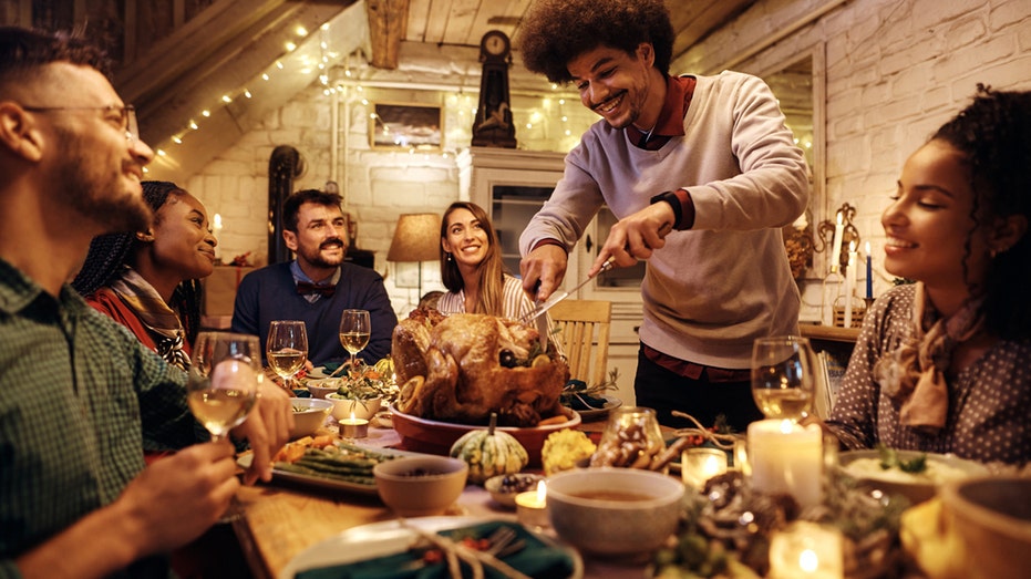 رجل ينحت الديك الرومي