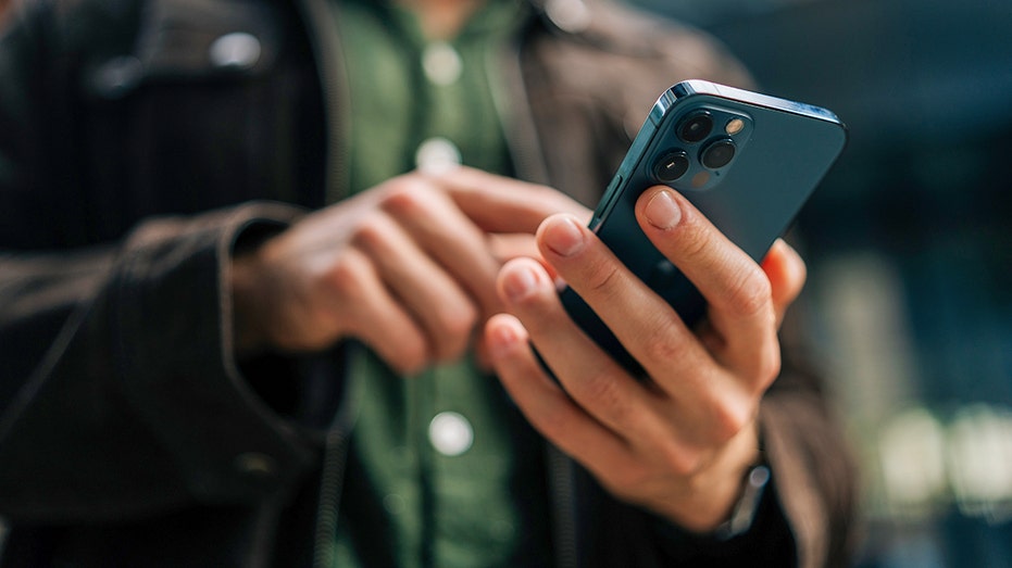 رجل يستخدم الهاتف