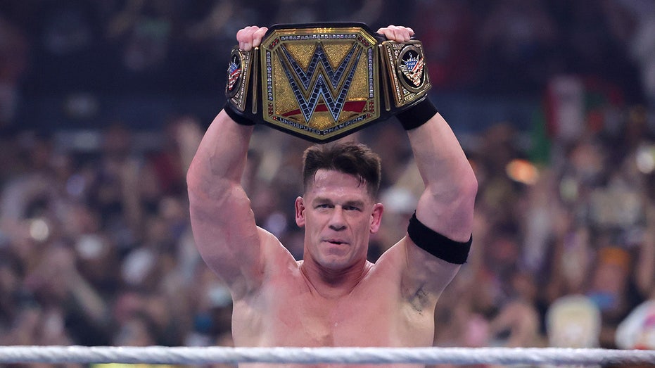 جون سينا ​​يحمل الحزام