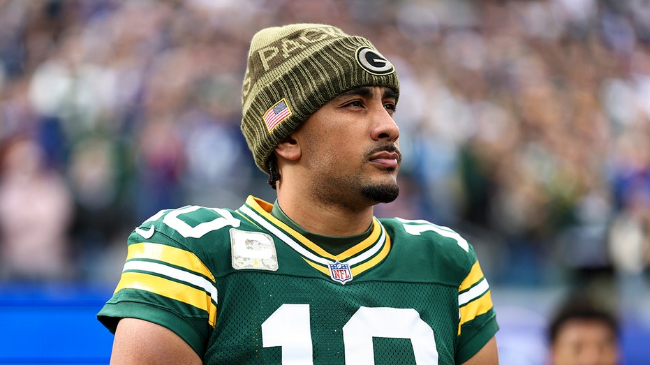 جوردان لوف يبدو في الملعب