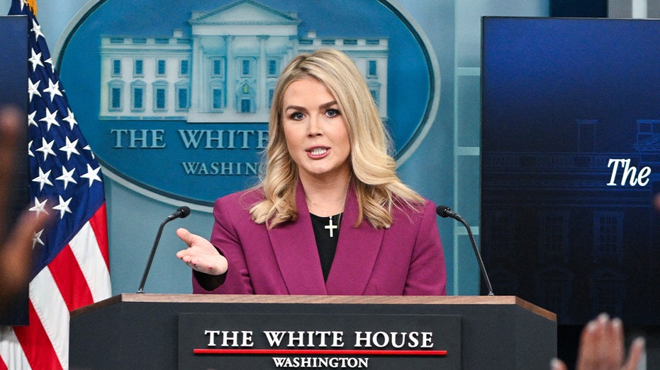 كارولين ليفيت تتحدث أثناء الضغط