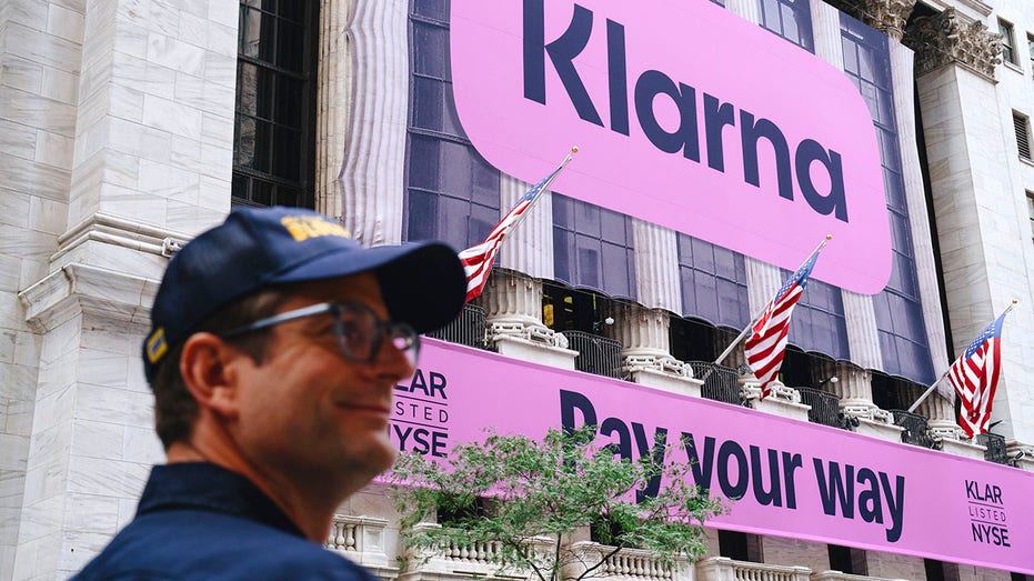 يقف سيباستيان سيمياتكوفسكي، الرئيس التنفيذي لشركة Klarna، أمام بورصة نيويورك في 9 سبتمبر 2025، بينما تستعد Klarna للاكتتاب العام الأولي.