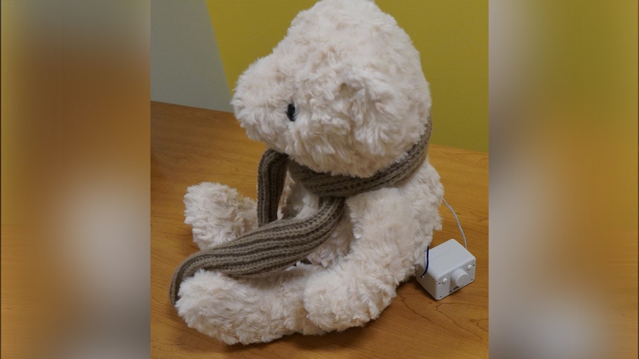 صندوق كهربائي معلق خارج دمية دب بيضاء