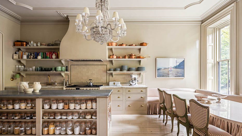 يتميز المطبخ بزاوية إفطار والعديد من النوافذ لجلب الضوء الخارجي