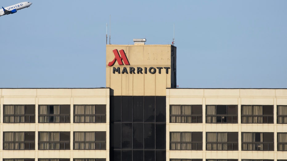 قطعت الخطوط الجوية الأمريكية رحلاتها، وهناك المزيد في المستقبل مع استمرار الإغلاق