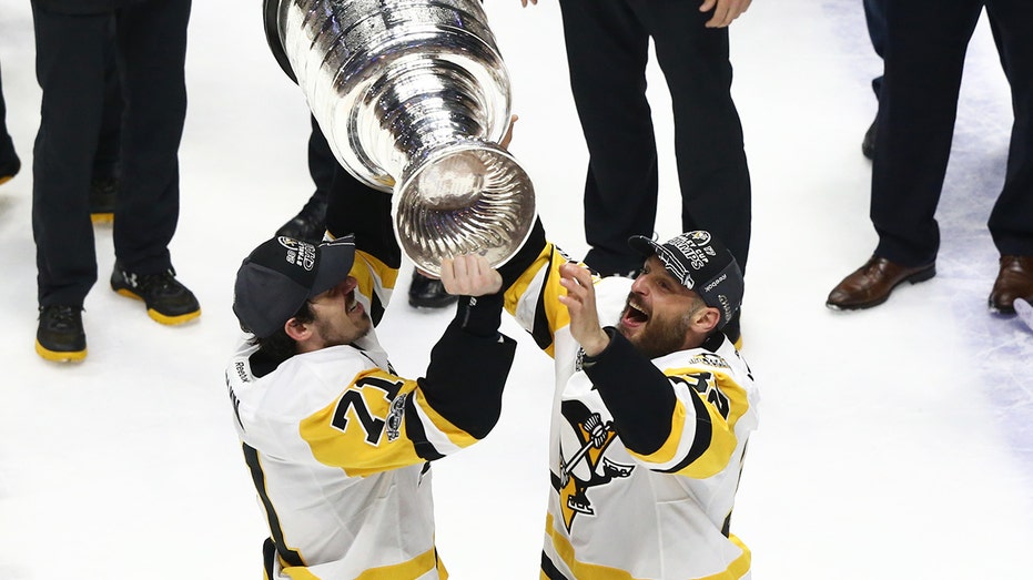 مارك ستريت وإيفجيني مالكين يرفعان كأس ستانلي