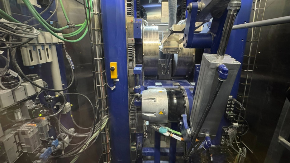 الآلات داخل مصنع التصنيع.